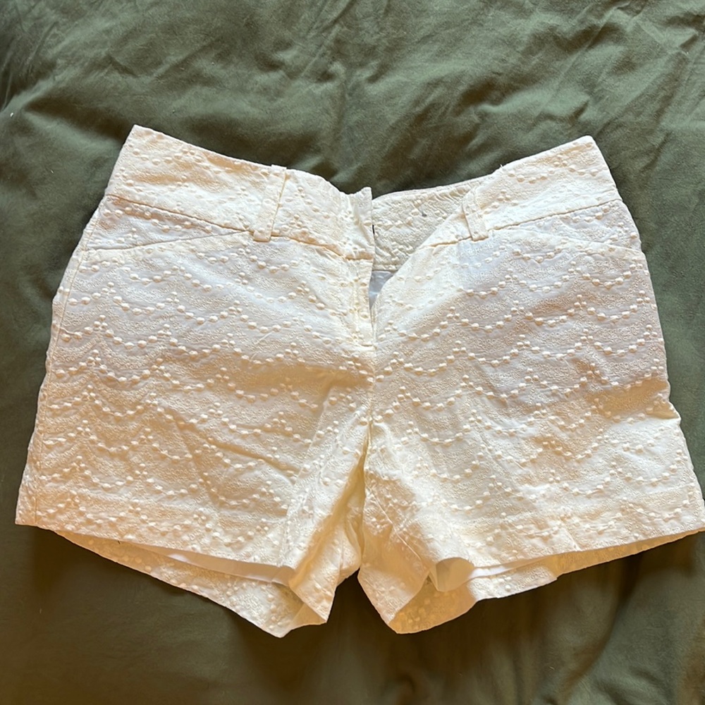 CREAM SHORTS WITH FLOWER EBROIDERY